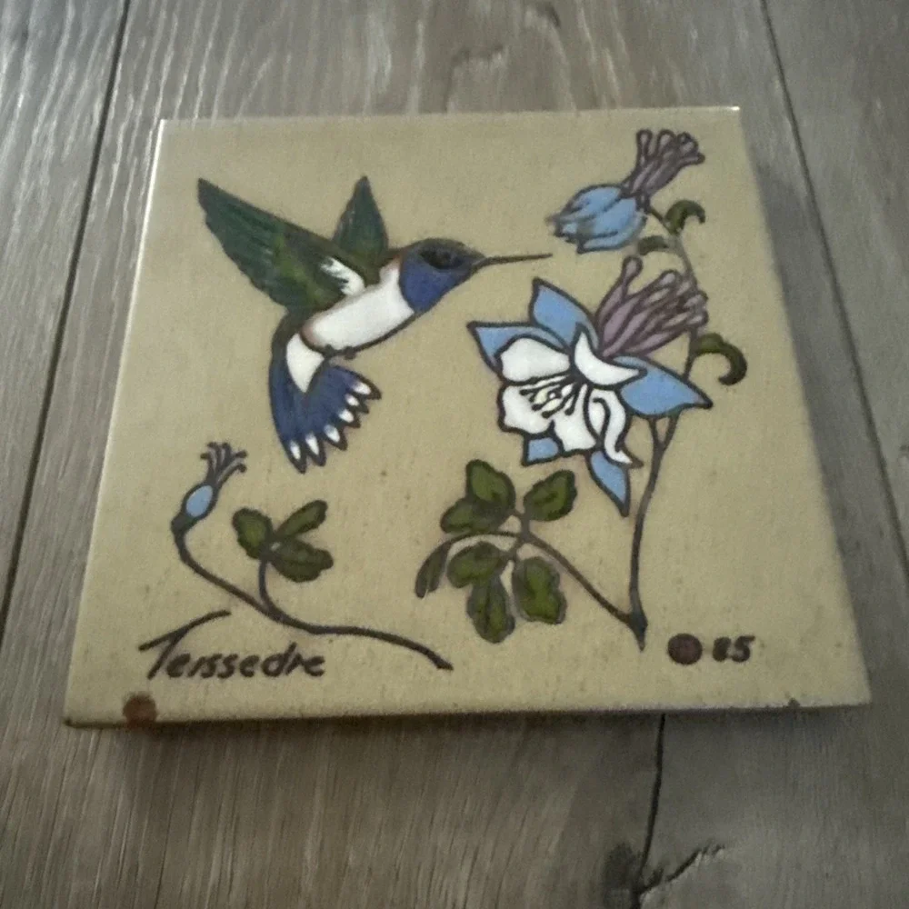 Vintage Cleo Teissedra Designs Tile Italy Humminbird Flowers Tan‎ 1985 *read
